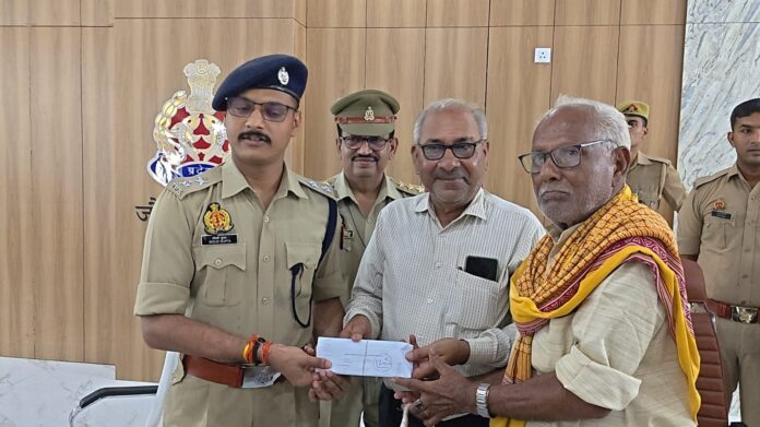 बरामद मोबाइल फोन स्वामियों को सौंपते हुए क्षेत्राधिकारी