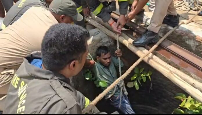 युवक को कुएं से निकाला जा रहा है