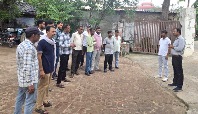 कर्मचारियों को प्रशिक्षण देते हुए