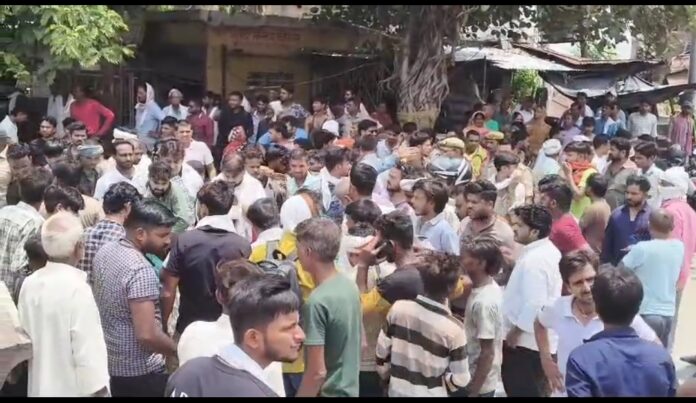 घटना स्थल पर पुलिसकर्मी व स्थानीय लोग
