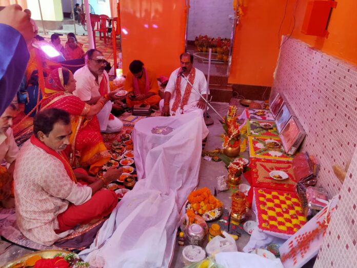 आचार्य श्री राजकुमार मिश्रा की पूजा करते हुए आचार्य श्री राजकुमार मिश्रा की पूजा करते हुए