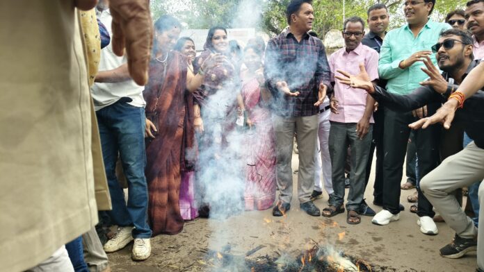 पुतला दहन कार्यक्रम में कांग्रेस का हिस्सा पुतला दहन कार्यक्रम में कांग्रेस का हिस्सा