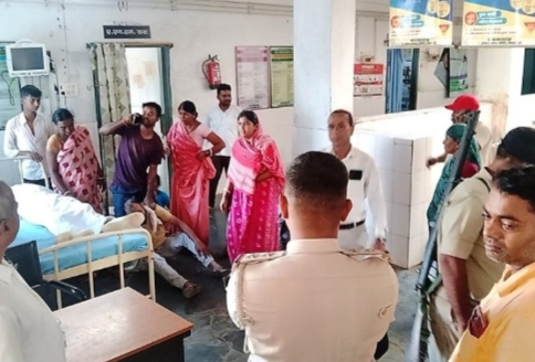 पुलिस अस्पताल में जांच करती है पुलिस अस्पताल में जांच करती है