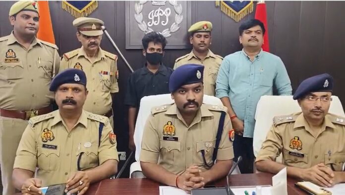 पुलिस ने आरोपी को गिरफ्तार करने के बाद फोटो की जांच की