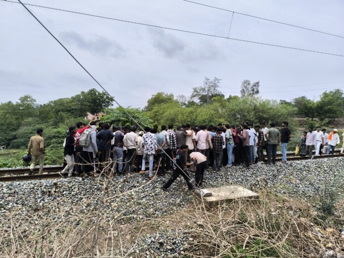 रेलवे ट्रैक पर भीड़ का वीडियो रेलवे ट्रैक पर भीड़ का वीडियो