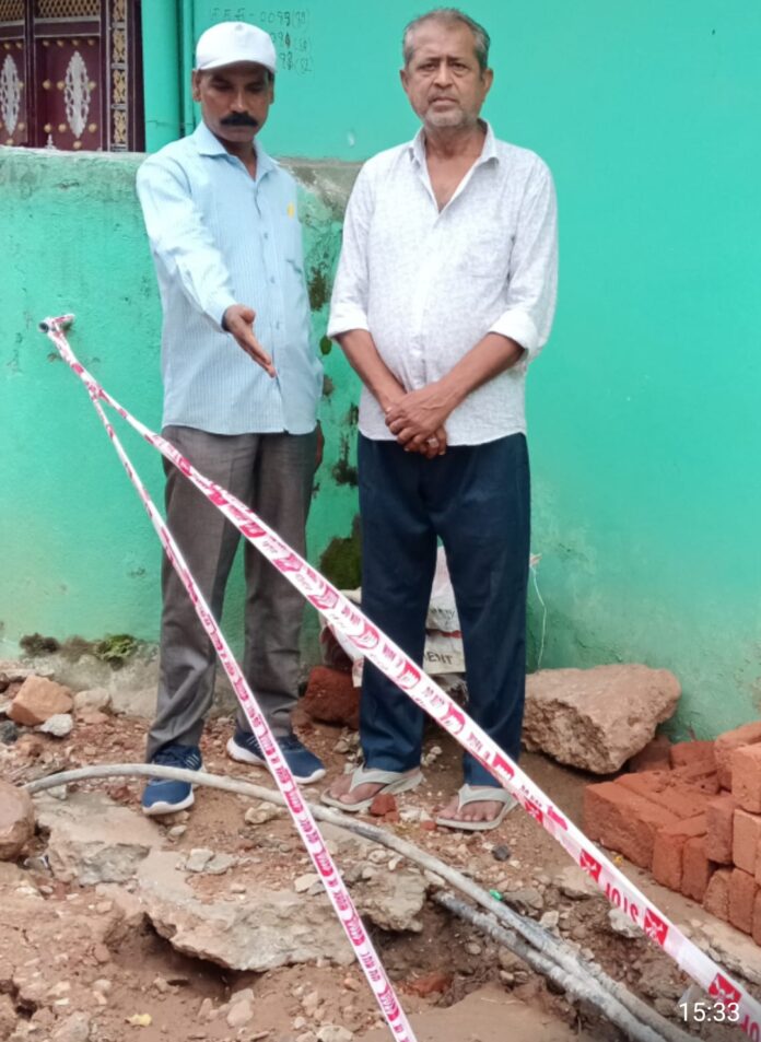 पंचायत समिति सदस्य ने निमार्ण स्थल का उदाहरण दिखाया