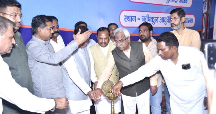 समारोह का दीप प्रज्ज्वलित कर शुभारम्भ करते हुए