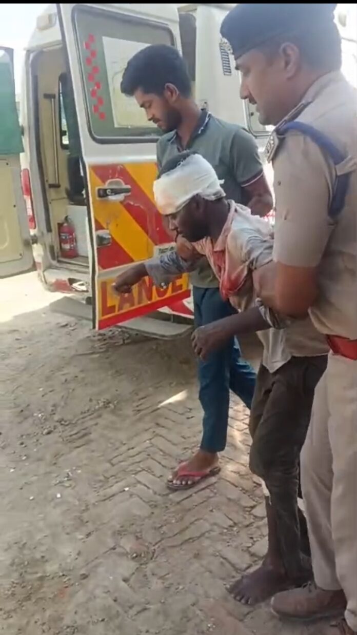 आरपीएफ अधिकारी सुरक्षित यात्री को अस्पताल ले जाते है