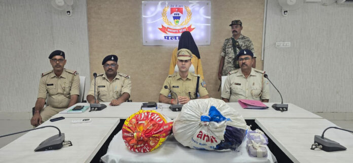 गांजा गिरफ्तारी की तस्वीर