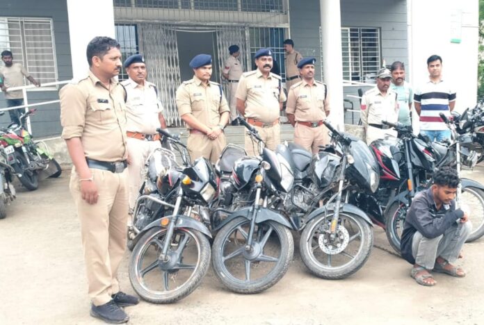 पुलिस के साथ मोटरसाइकिल चोर पकड़े गए पुलिस के साथ मोटरसाइकिल चोर पकड़े गए