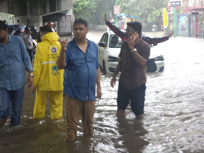 ठाणे बरसात में मदद