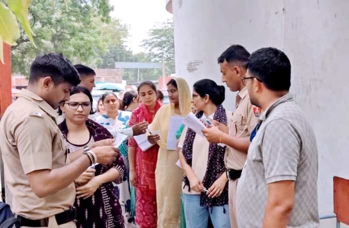 परीक्षा केंद्र में पुलिसकर्मी