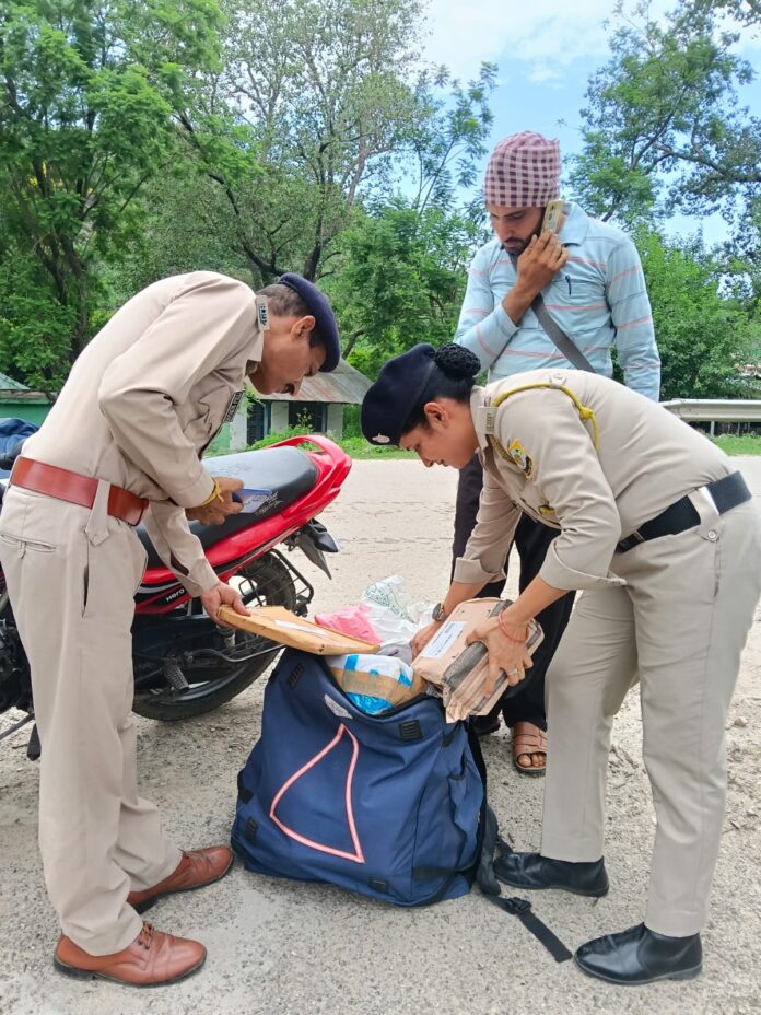 पुलिस कर्मचारी चेकिंग करते हुए