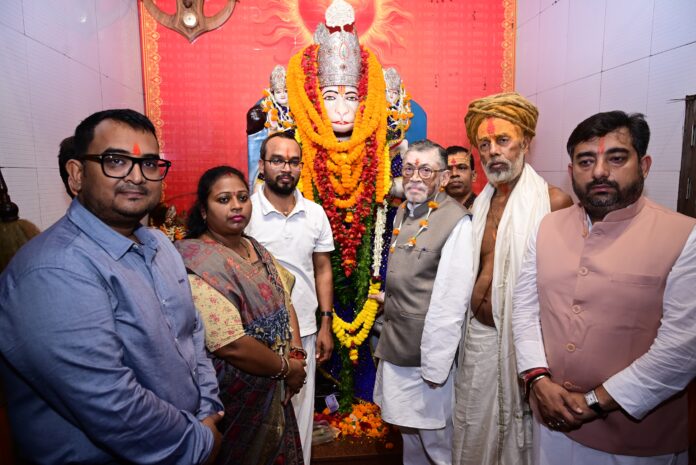 पूजा अर्चना करने के बाद राज्यपाल सहित अन्य नेताओं ने की पूजा