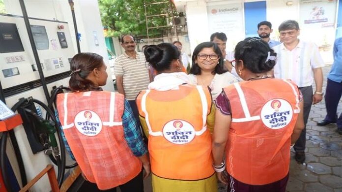 शक्ति दीदियों का उत्साह वर्धन करते हुए कलेक्टर शक्ति दीदियों का उत्साह वर्धन करते हुए कलेक्टर