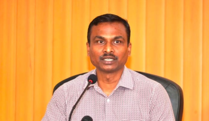 अपर मुख्य निर्वाचन अधिकारी बातचीत करते हुए