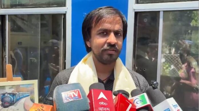 निदेशक ऋषभ चौधरी बातचीत करते हुए निदेशक ऋषभ चौधरी बातचीत करते हुए