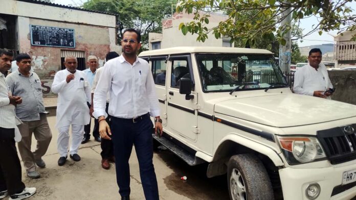 यातायात प्रबंधक छात्रा को मदद करते हैं यातायात प्रबंधक छात्रा को मदद करते हैं