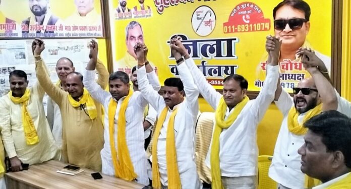 सुहेलदेव भारतीय समाज पार्टी की बैठक में राष्ट्रीय प्रवक्ता सुहेलदेव भारतीय समाज पार्टी की बैठक में राष्ट्रीय प्रवक्ता