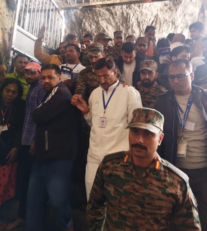संजय सेठ सहित अन्य प्रमुख हस्तियों का समूह