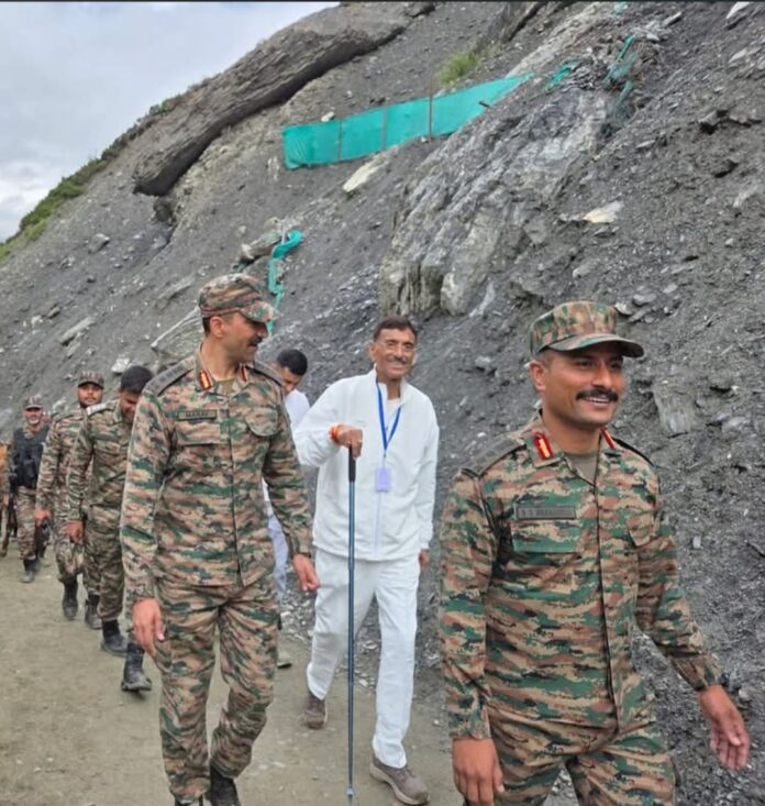रक्षा मंत्री संजय सेठ पैदल चलते हुए