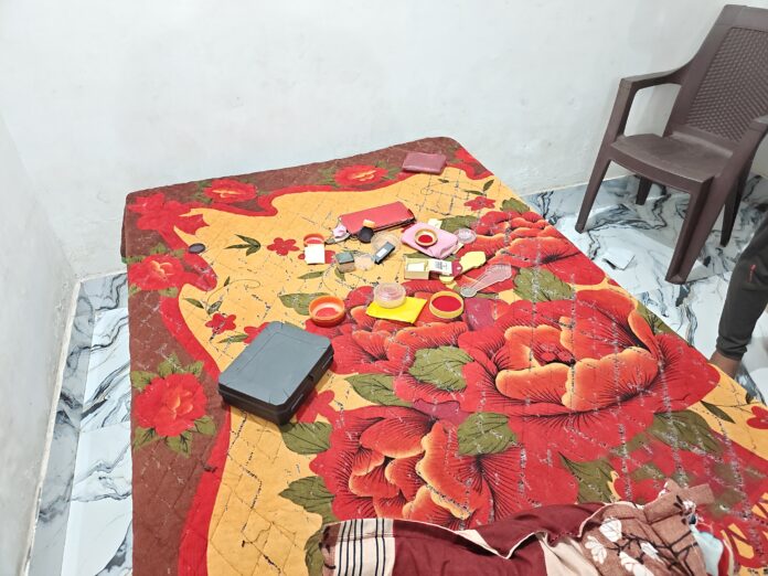 बिखरे पड़े जेवर के डब्बे का राज़ खुल गया है