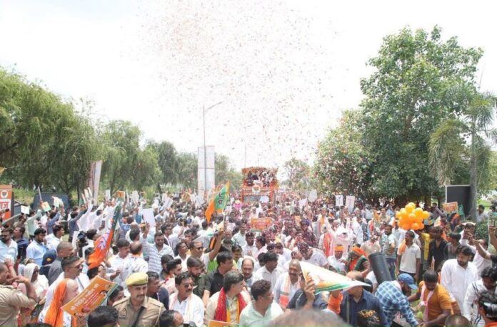 रोड शो में उमड़ा कार्यकर्ताओं का हुजूम, नेता का स्वागत