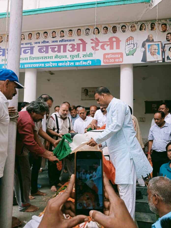 कांग्रेस नेता श्रद्धांजलि देते हैं कांग्रेस नेता श्रद्धांजलि देते हैं