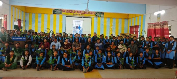 पौध वितरण कार्यक्रम में छात्रों का उत्साह