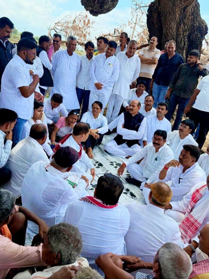 राजू ग्रामीणों के साथ बैठक करते हुए