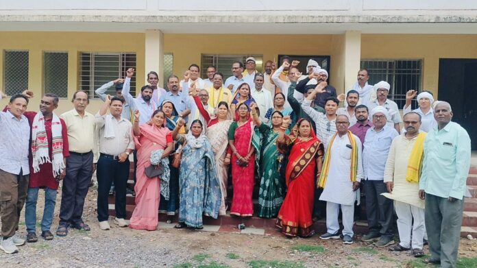 आदिवासी समाज के लोगों की तस्वीर