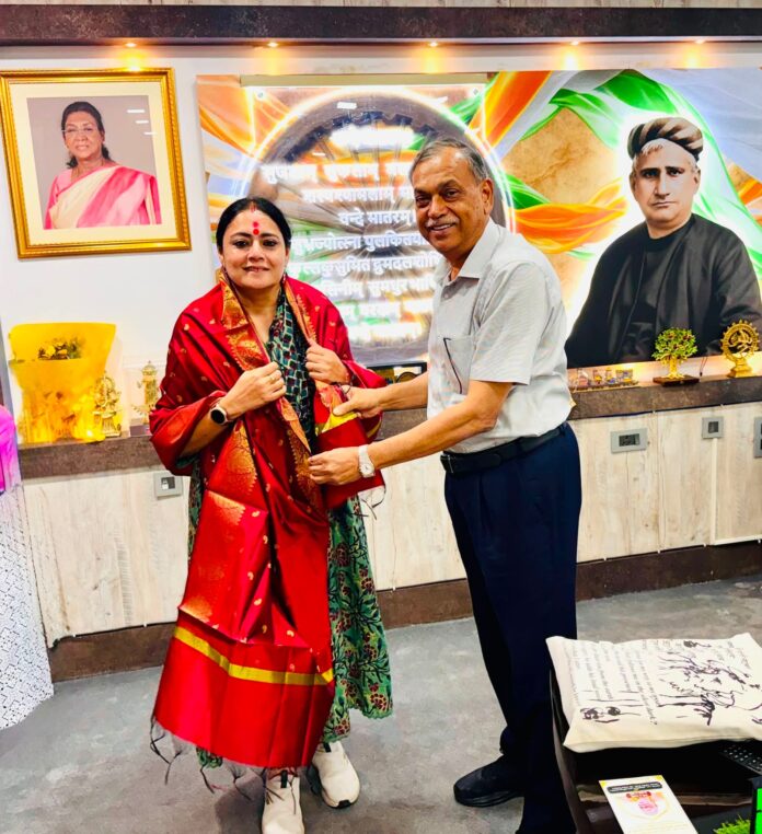 मंत्री अग्निमित्र पाल को सम्मानित करते सुभाष अग्रवाल