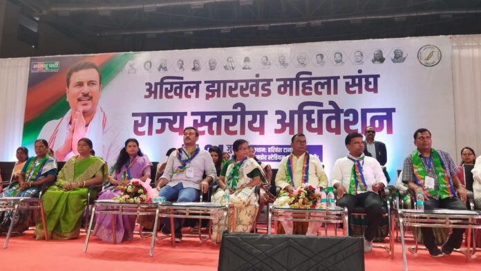 सुदेश महतो महिला अधिवेश को संबोधित करते हुए