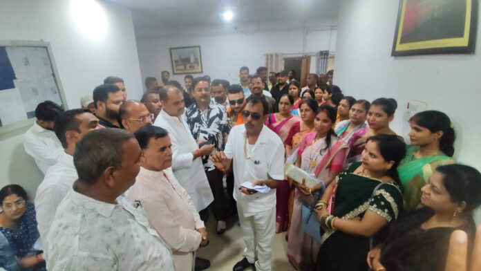 पार्षद एवं उपमहापौर विरोध प्रदर्शन करते हुए
