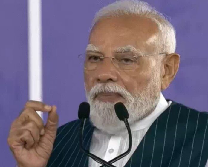 प्रधानमंत्री नरेंद्र मोदी गुजरात के साणंद में सेमीकंडक्टर परियोजनाओं का शुभारंभ करते हुए प्रधानमंत्री नरेंद्र मोदी गुजरात के साणंद में सेमीकंडक्टर परियोजनाओं का शुभारंभ करते हुए