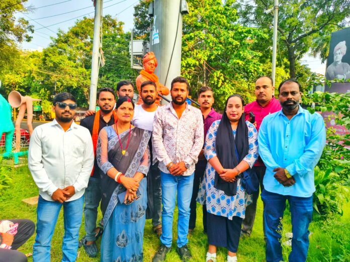 लोग श्रद्धांजलि देने के लिए एकत्रित हुए