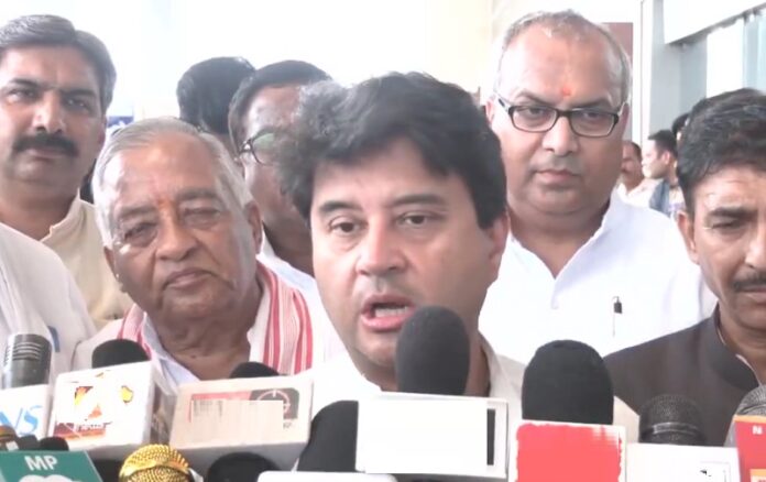 सिंधिया ग्वालियर में मीडिया से बात करते हुए