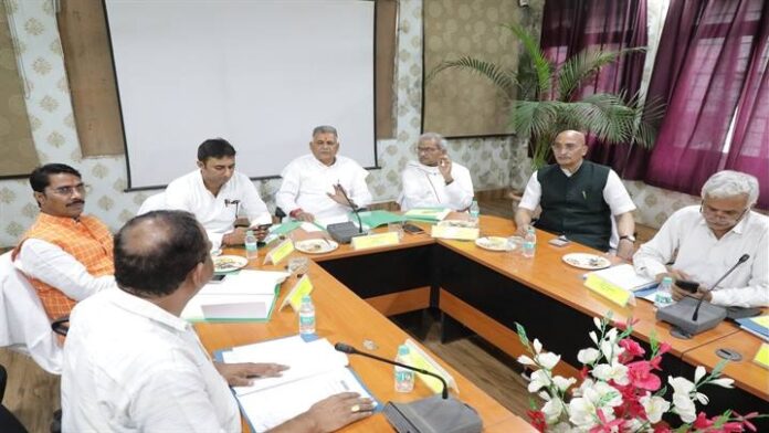 मंत्री परमार आयुर्वेद कालेज बैठक