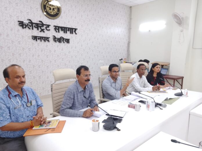 फोटोजिलाधिकारी के साथ मेडिकल अधिकारी बैठे हैं