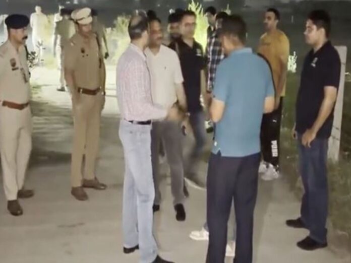बहादुरगढ़ पुलिस अधिकारी की तस्वीरें वायरल हुईं।