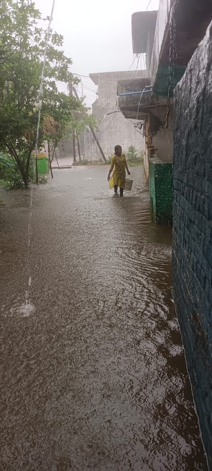 गलियों में भरा पानी