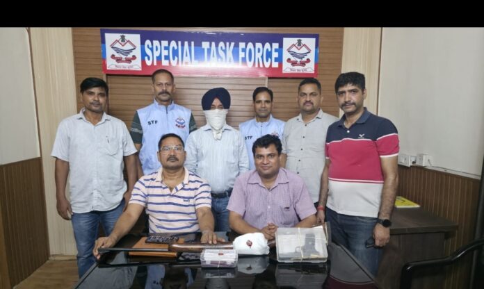 एसटीएफ के साथ गिरफ्तार आरोपित एसटीएफ के साथ गिरफ्तार आरोपित