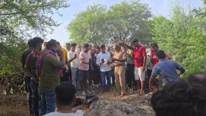 पुलिस छानबीन करती है