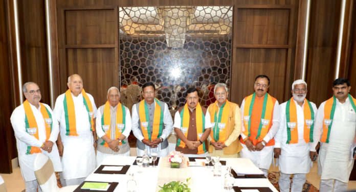 भाजपा नेताओं की बैठक में नितिन नवीन भाजपा नेताओं की बैठक में नितिन नवीन