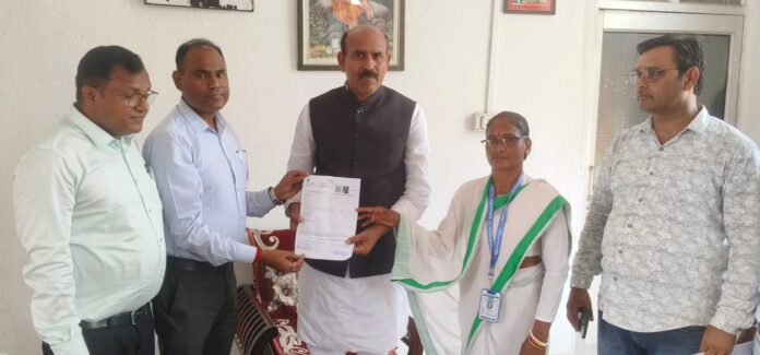 गणना प्रपत्र भरते के एन त्रिपाठी की जानकारी
