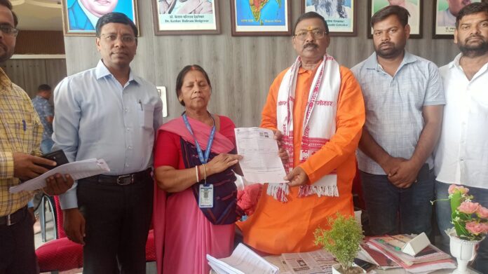 पांकी विधायक गणना प्रपत्र भरते हुए