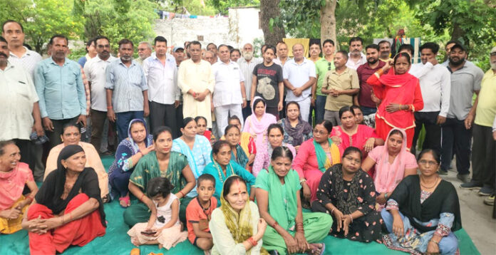 स्थानीय निवासी बैठक में बातचीत करते हुए