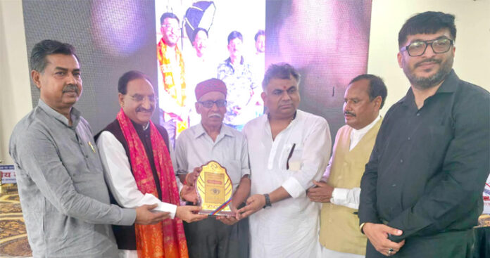 कार्यक्रम सम्मानित पूर्व मुख्यमंत्री