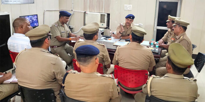 पुलिस अधिकारी व्यवहार बैठक में पुलिस अधिकारी व्यवहार बैठक में