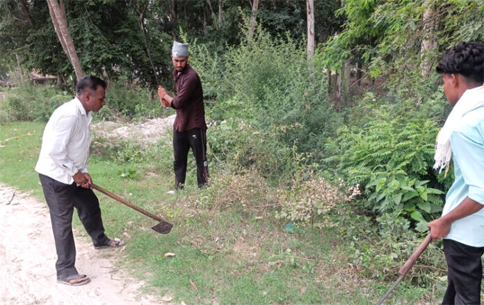 मजदूर सफाई कार्य में जुटे
